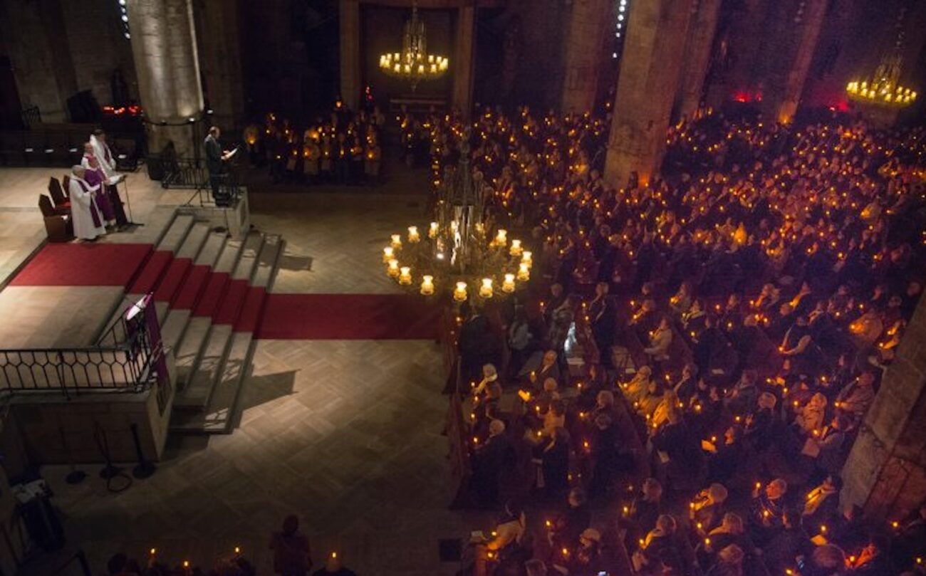 Esquelas.es | La misa memorial de Mmora ? Serveis Funeraris de Barcelona congrego a cerca de 2.000 personas