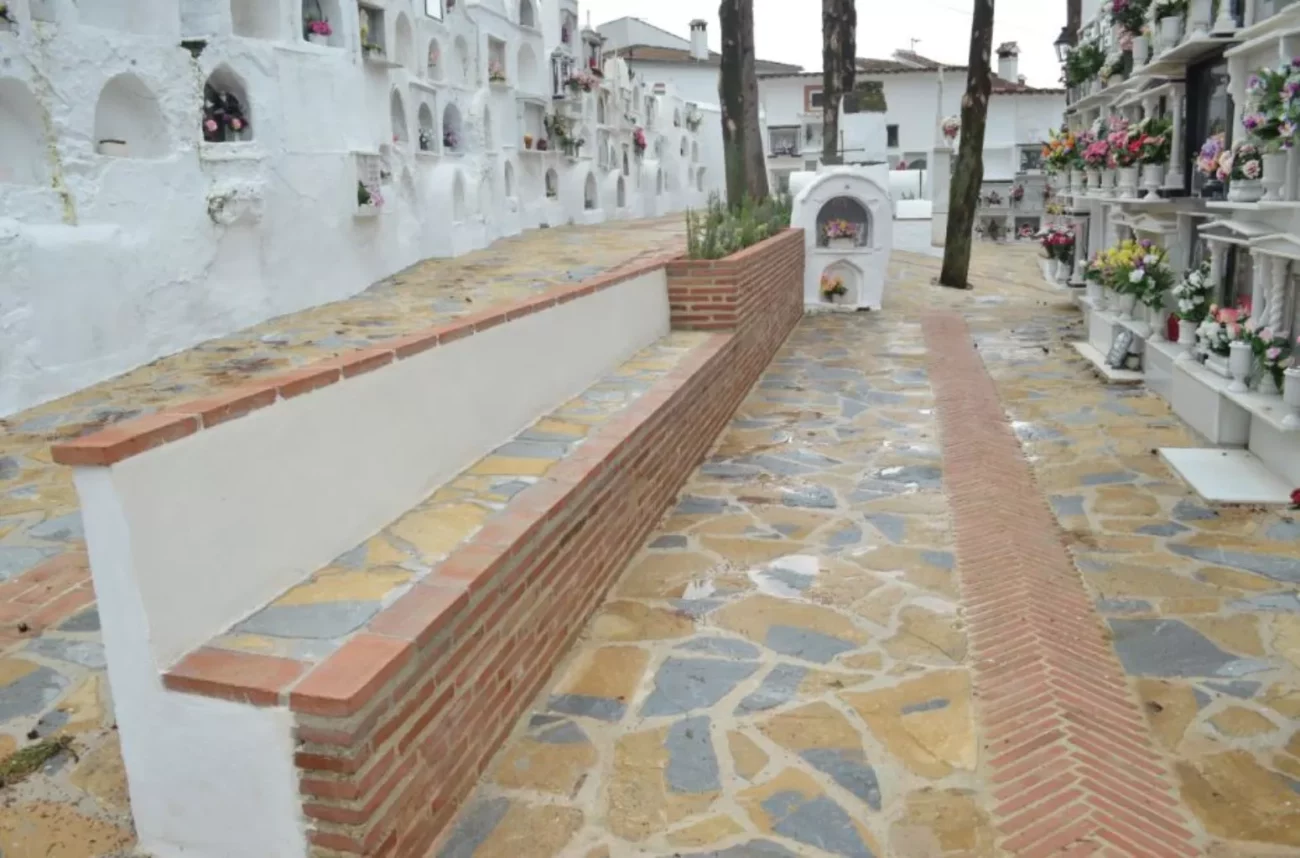 Esquelas.es | Alpandeire ltima la construccin de 11 columnas para disponer de 33 nuevos nichos en su cementerio