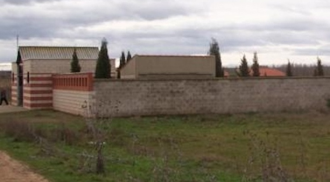 Esquelas.es | Despus de 26 aos sin realizar inhumaciones se cierra el viejo cementerio de Regueras de Abajo