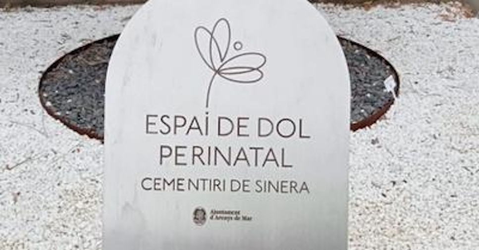 Esquelas.es | Arenys de Mar instala una nueva placa en el espacio de duelo perinatal en el cementerio de Sinera