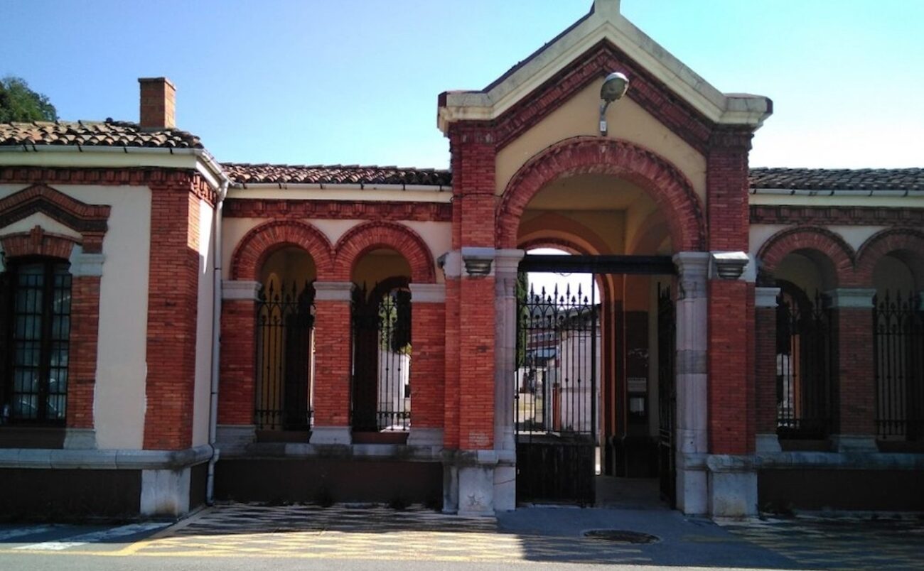 Esquelas.es | Actos vandlicos en el cementerio de Mieres con multiples destrozos, lpidas desplazadas y cristales rotos