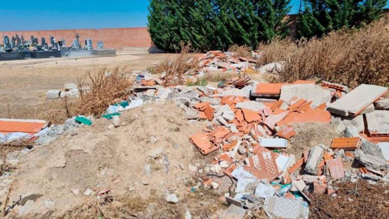 Esquelas.es | EL PP denuncia la acumulacin de escombros en el cementerio de Pearanda de Bracamonte