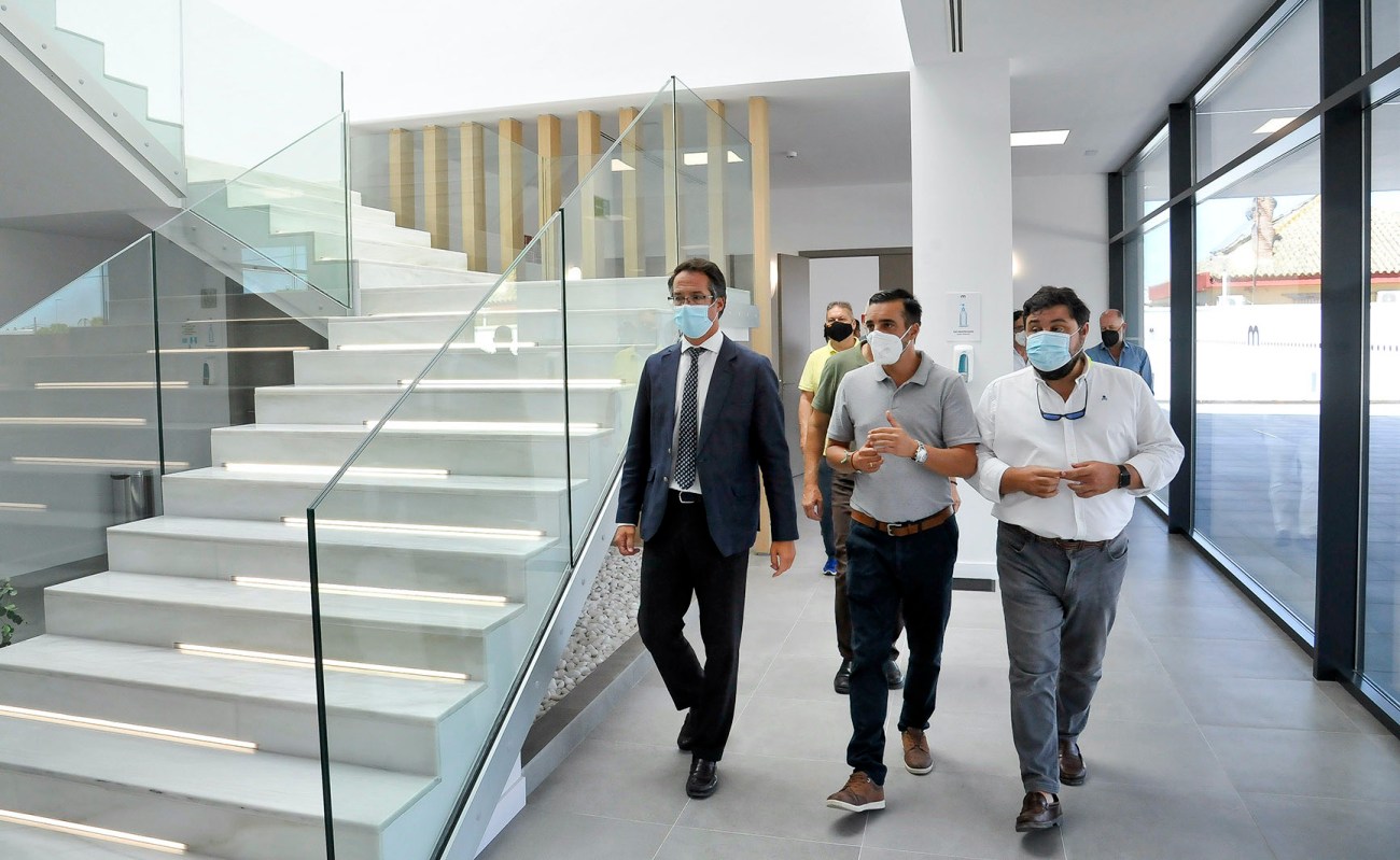 Esquelas.es | El teniente de alcaldesa visita las instalaciones del nuevo tanatorio de Grupo Mmora en Jerez