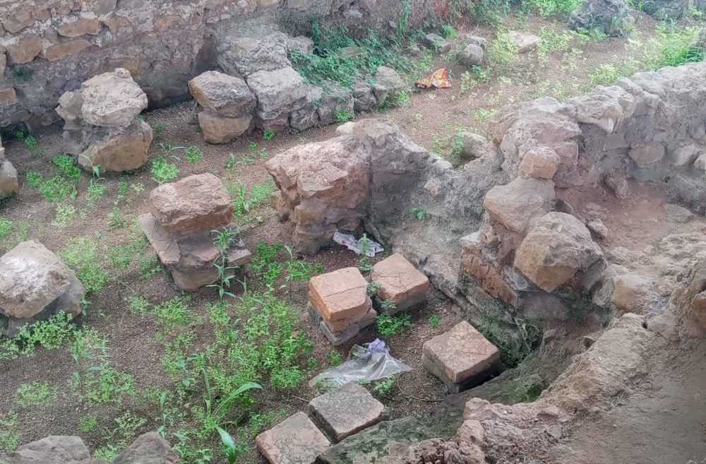 Esquelas.es | IU y Podemos denuncian: ?la suciedad y la maleza invaden las ruinas romanas del cementerio del Alto Maliao