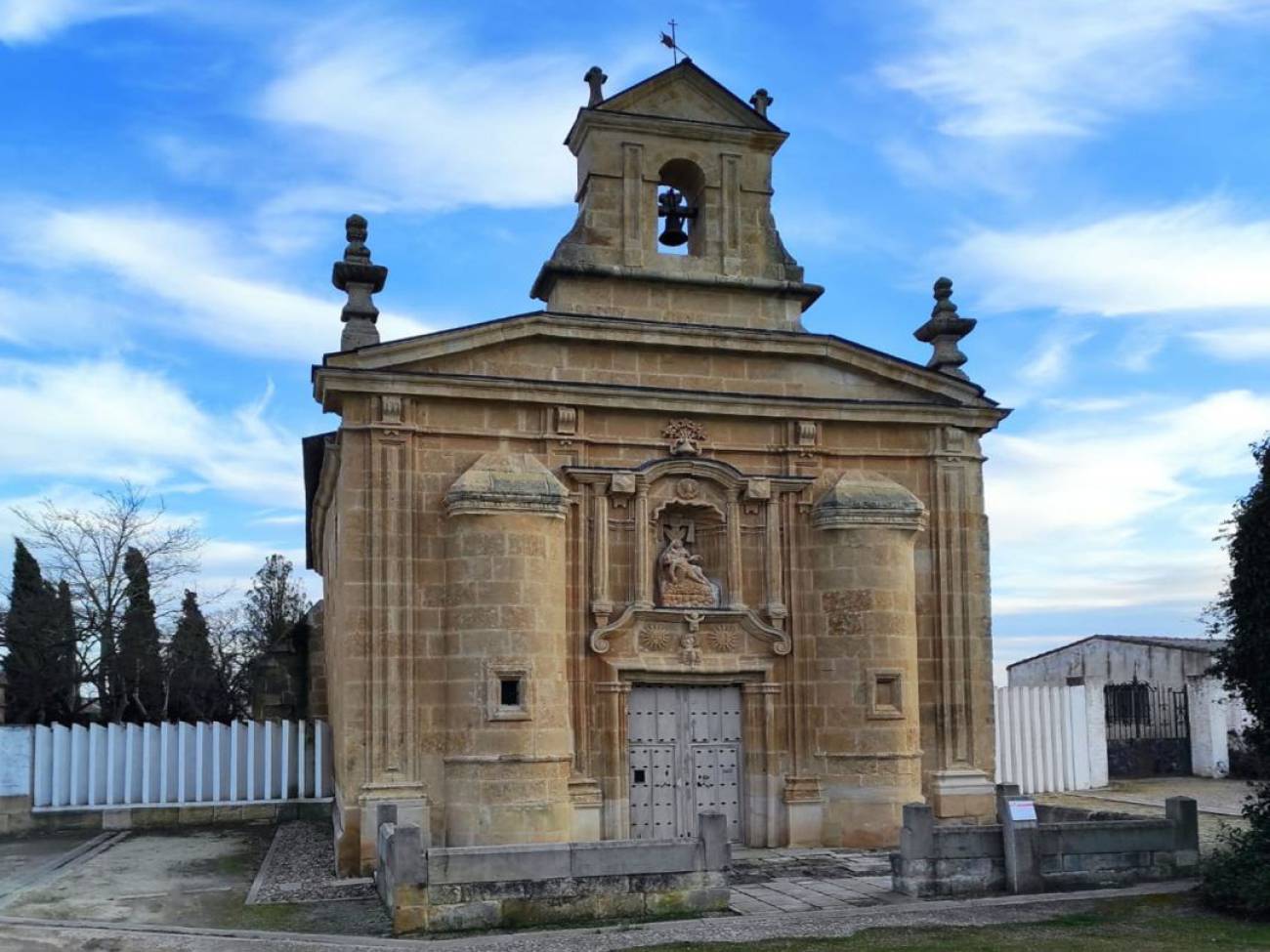 Esquelas.es | Conflicto entre el Ayuntamiento y la Parroquia por la titularidad de la ermita del cementerio