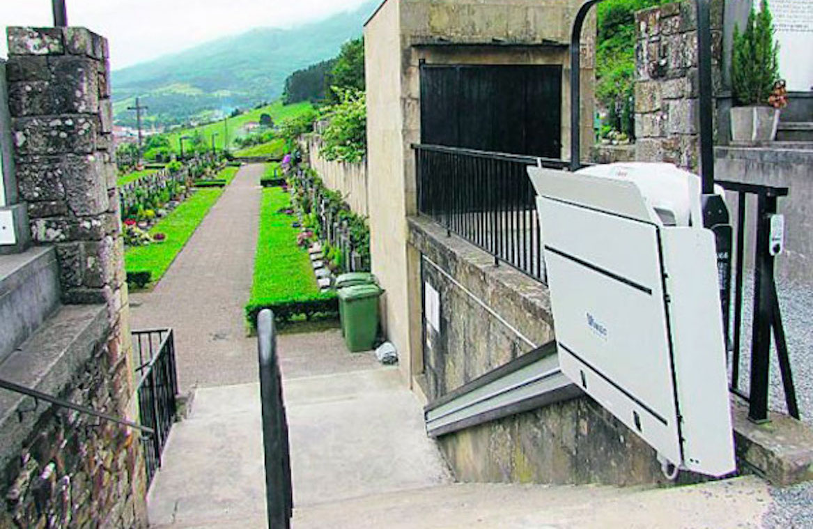 Esquelas.es | El Consistorio sustituye la plataforma salvaescaleras del cementerio por una rampa fija