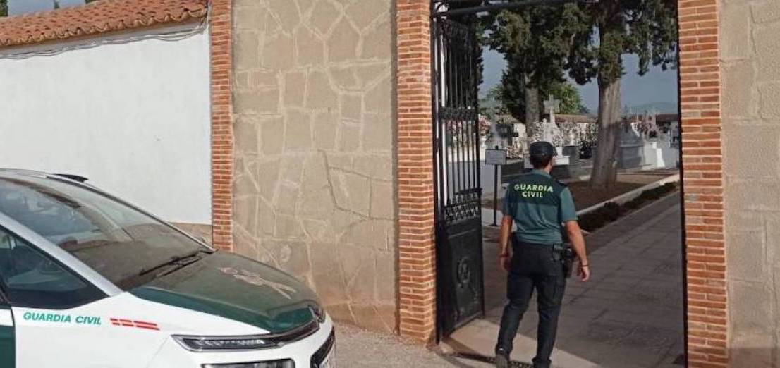 Esquelas.es | Detiene a tres sujetos despus de robar herramientas y maquinaria del cementerio de La Carolina