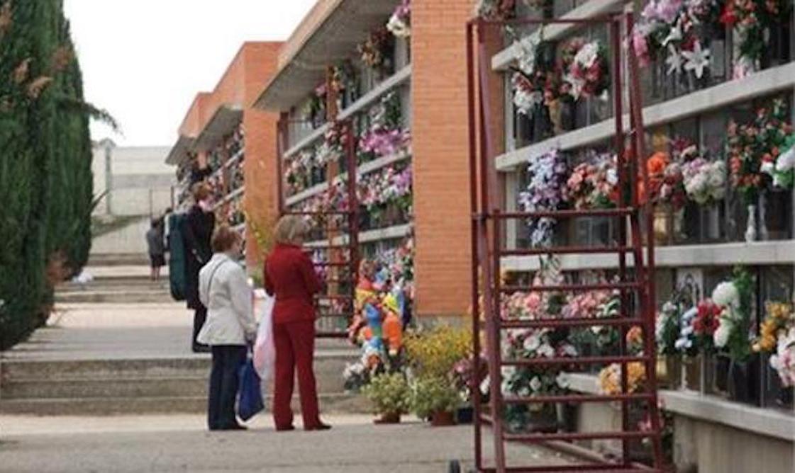 Esquelas.es | El cementerio de Huesca instalar nuevas escaleras con rales para acceder a los nichos