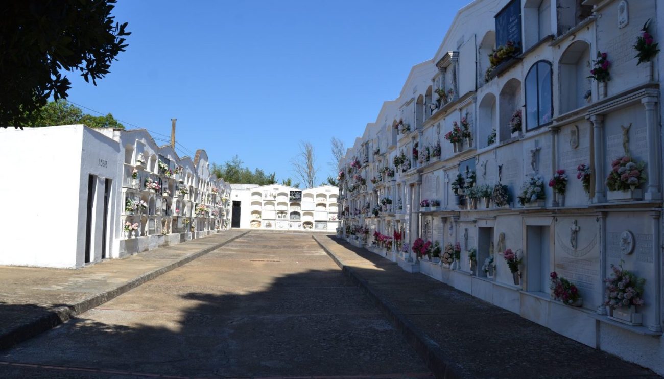 Esquelas.es | El Ayuntamiento inicia limpieza exhaustiva del cementerio municipal por la festividad de Todos los Santos