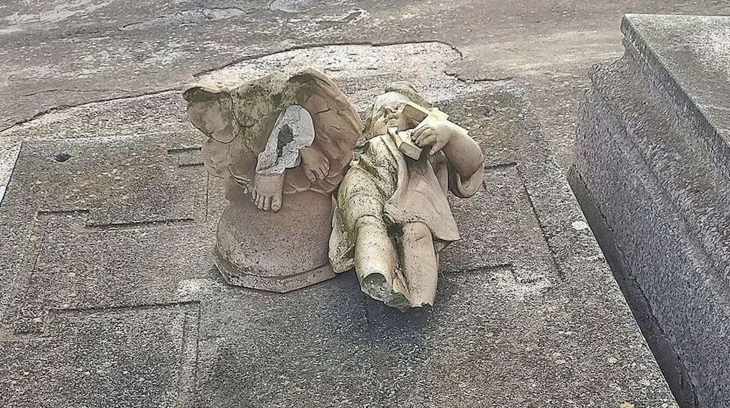 Esquelas.es | Una concejal de MC Cartagena, exige la retirada de una escultura rota aparecida sobre una tumba del cementerio