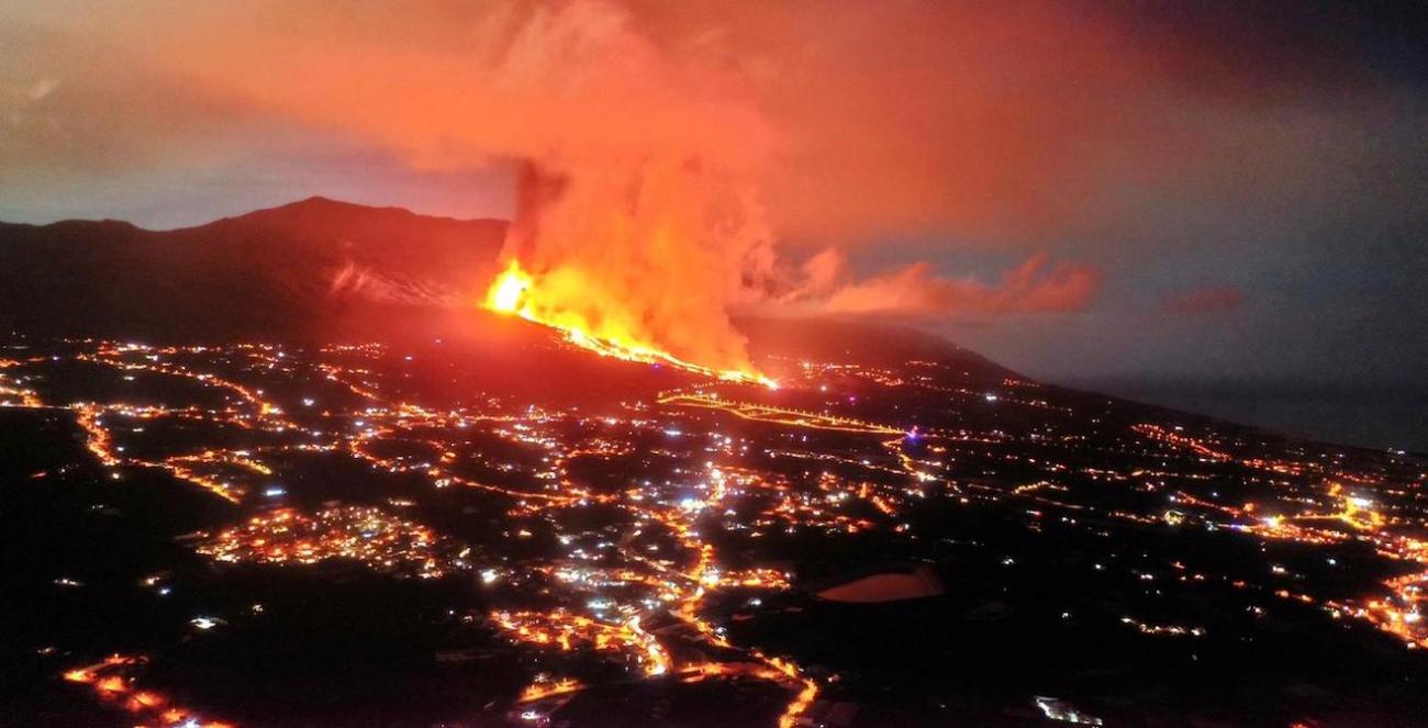 Esquelas.es | La lava que expulsa el volcn de La Palma, impide acceder al cementerio y al nico crematorio de la isla