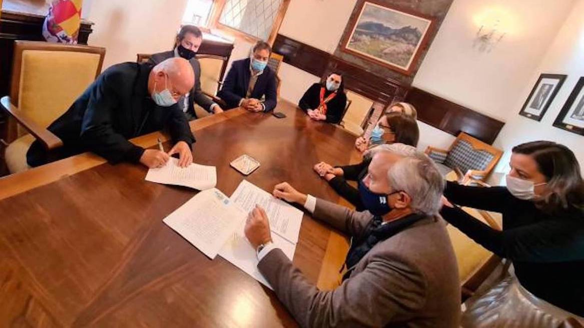Esquelas.es | El Obispado firma la escritura de cesin del cementerio de San Eufrasio al Ayuntamiento de Jan