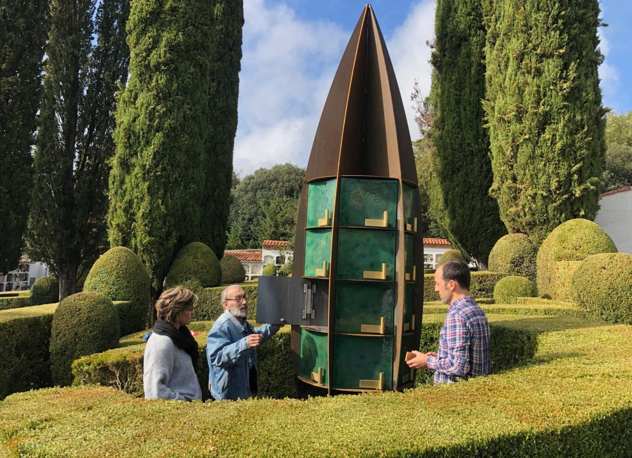 Esquelas.es | El Ayuntamiento de Esquirol instala en el cementerio una original escultura para depositar urnas