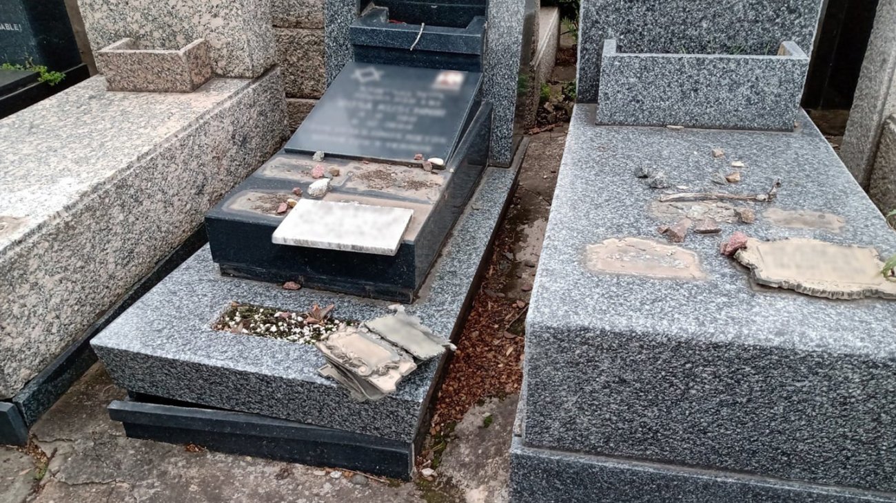 Esquelas.es | Nuevos robos en el cementerio judo de La Tablada, ahora han sido 186 placas de bronce extradas de las lpidas