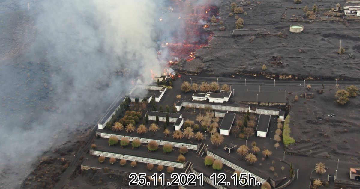 Esquelas.es | La lava del volcn de La Palma entra en el cementerio de Las Manchas arrasando nichos y tumbas