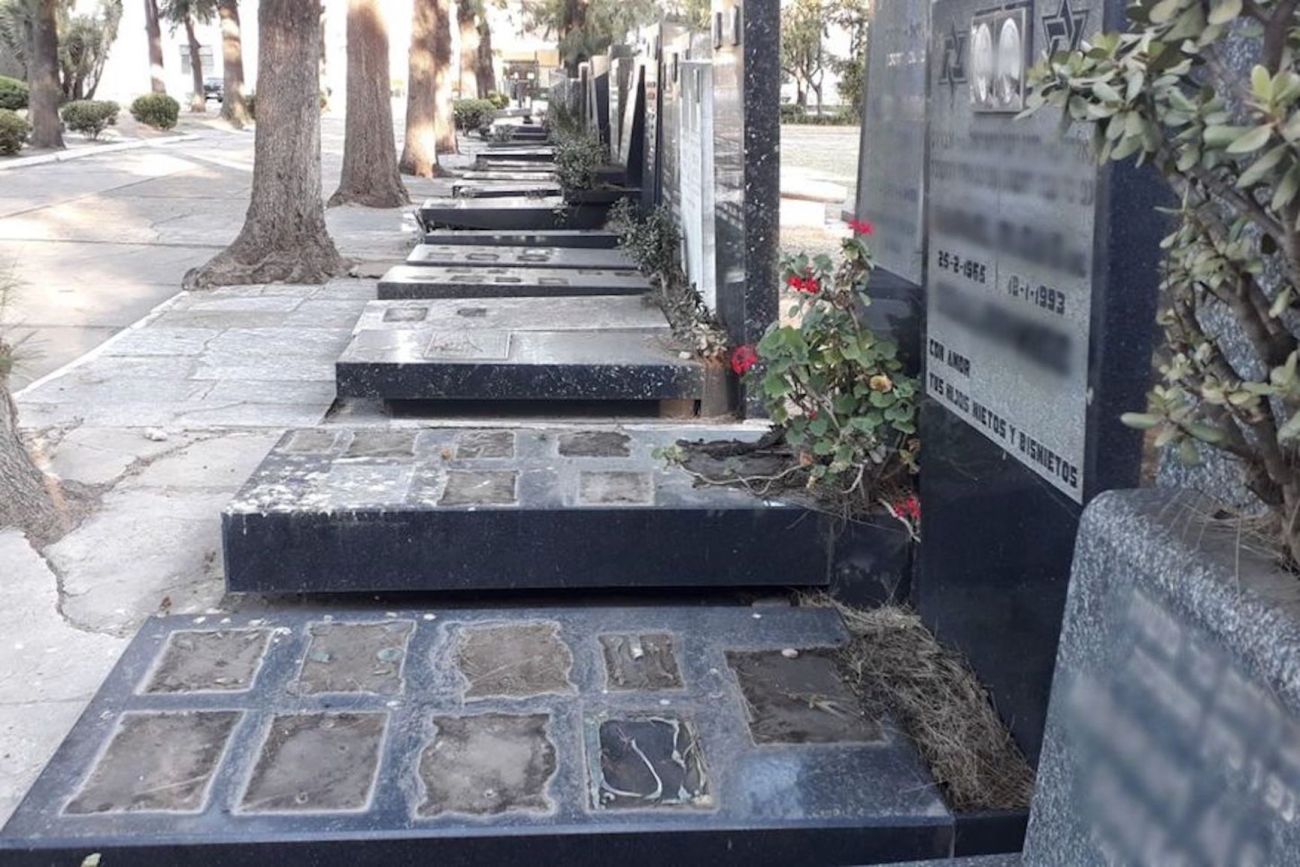 Esquelas.es | Roban 300 placas de bronce de las tumbas del cementerio judo de La Tablada en Buenos Aires