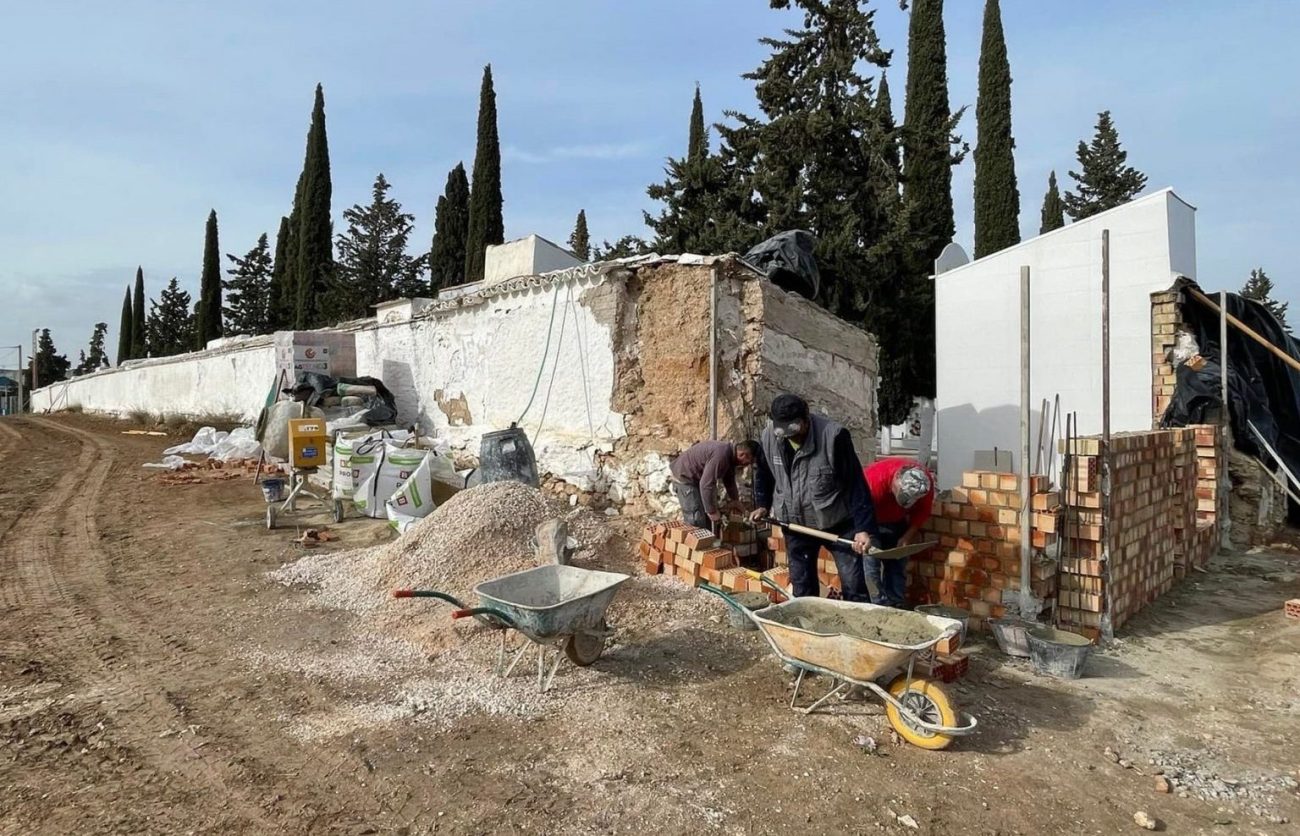 Esquelas.es | Levantan un nuevo muro en el cementerio de Herrera gracias a la subvención de la Junta de Andalucía