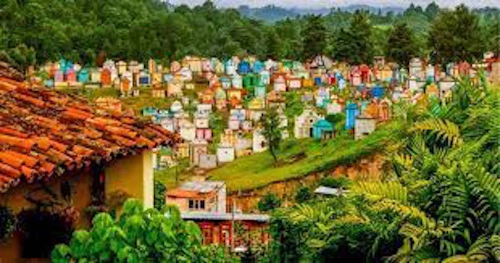 Esquelas.es | En un cementerio de Guatemala pintan las sepulturas con distintos colores en funcin del difunto