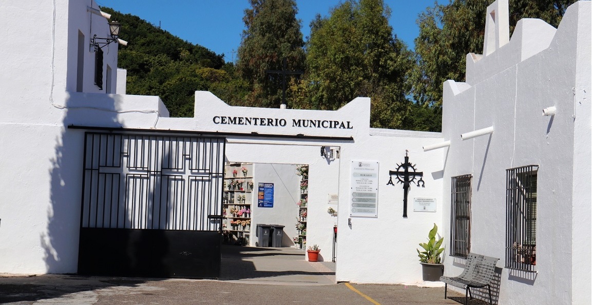 Esquelas.es | Trabajos de adoquinado en un patio del cementerio de Almuecar para evitar charcos y humedades
