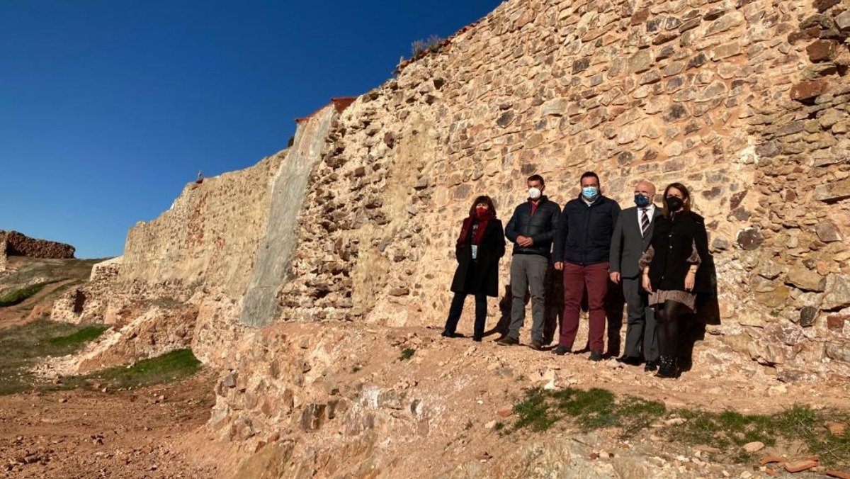 Esquelas.es | Rehabilitan la muralla del Castillo de Alcaraz colindante con el cementerio municipal
