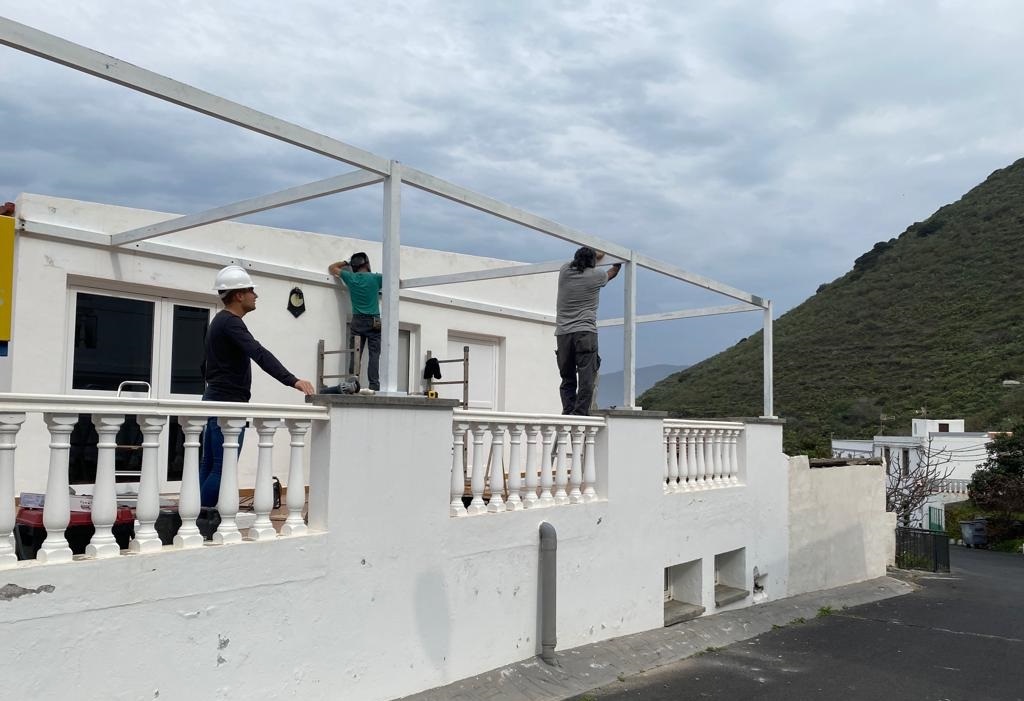 Esquelas.es | Concejal visita las obras de instalacin de una prgola en el tanatorio de Sabinosa