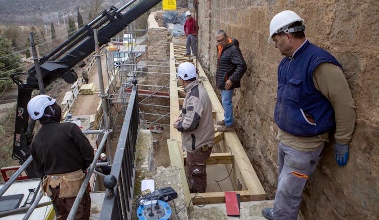 Esquelas.es | Finaliza la recuperacin de la muralla medieval de Tor que une la plaza Corber con el antiguo cementerio