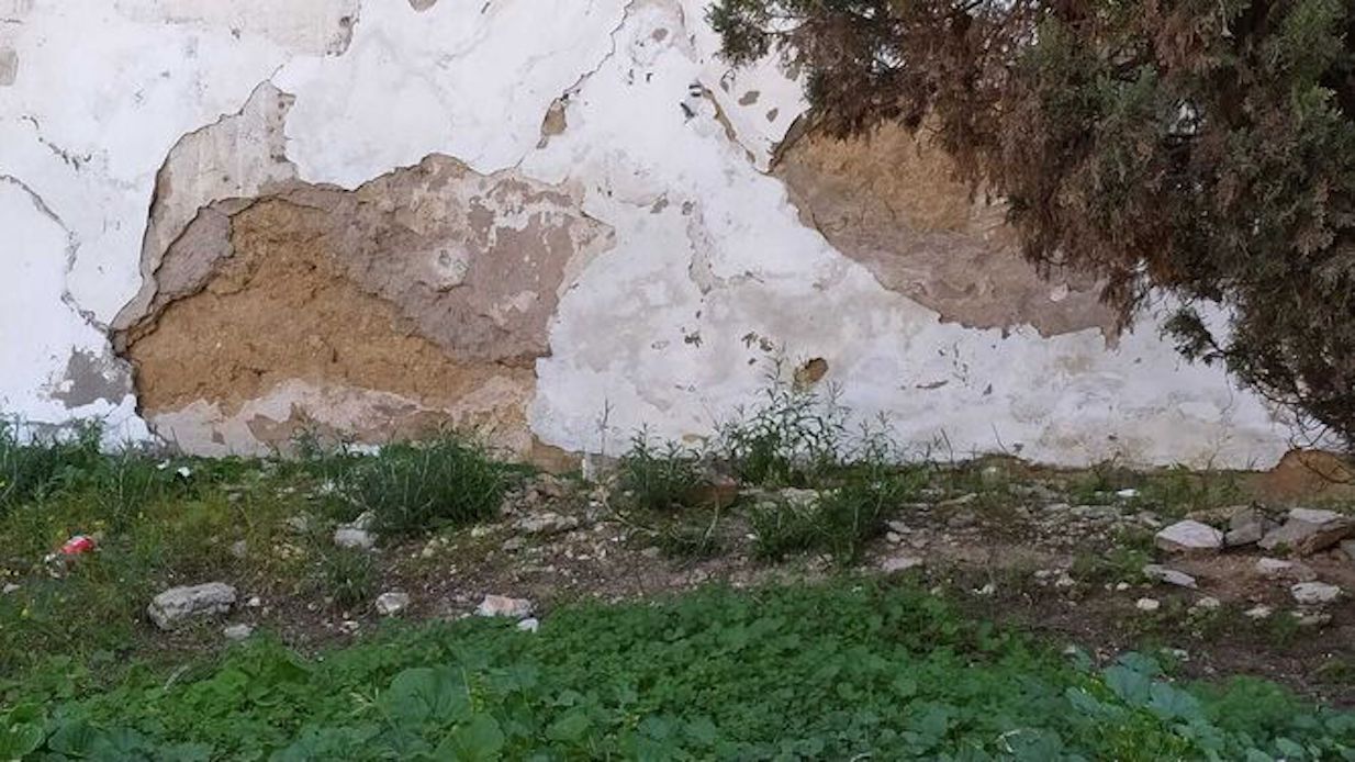Esquelas.es | Vecinos denuncian el estado de abandono que presentan los parterres y el muro del cementerio