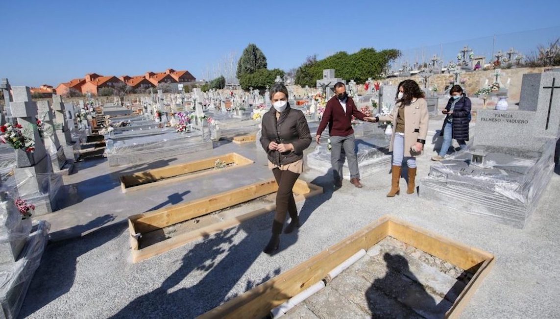 Esquelas.es | La alcaldesa Milagros Toln visita las obras de dos patios del cementerio y anuncia nuevas inversiones