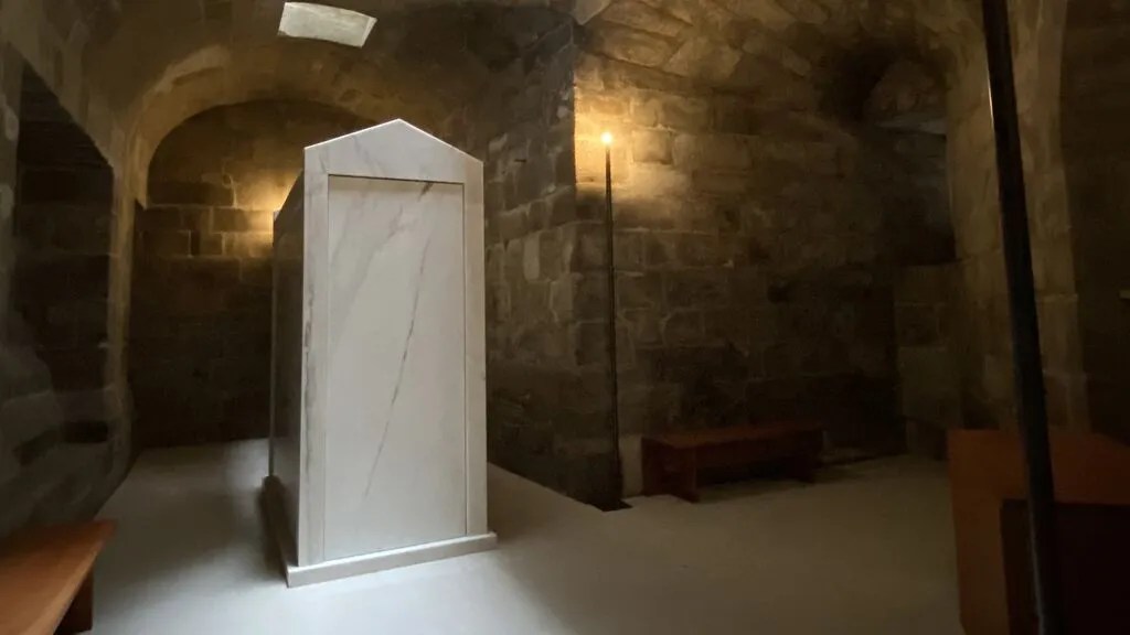 Esquelas.es | La Catedral de Santiago estrena un nuevo espacio funerario en mrmol blanco