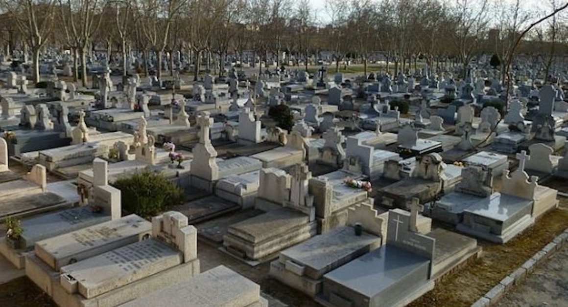 Esquelas.es | Expedientan a 14 trabajadores del cementerio de La Almudena por pasar parte de la jornada en los bares
