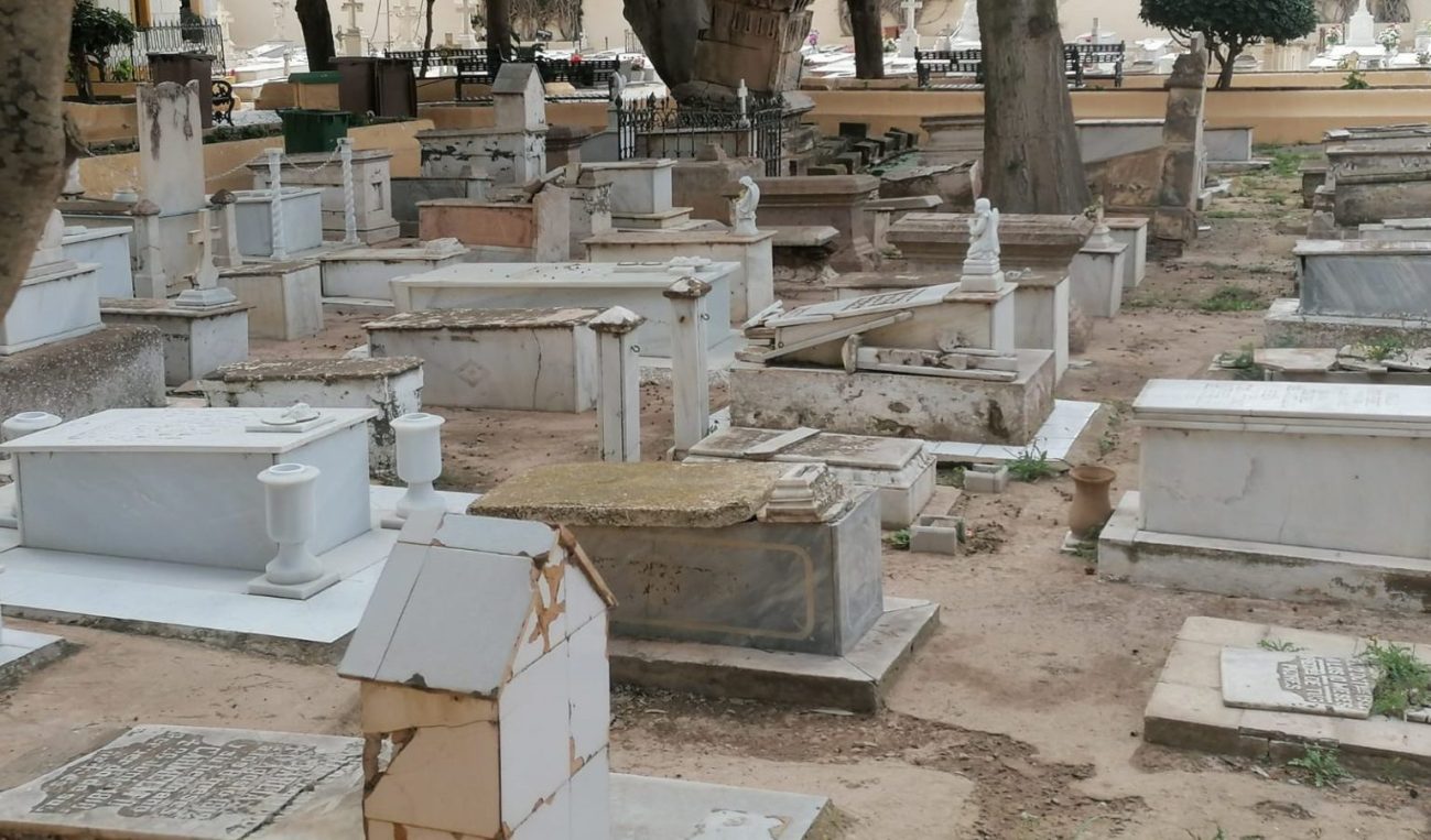 Esquelas.es | Una lluvia torrencial provoca daos y mucho barro en las tumbas del cementerio de la Pursima de Melilla