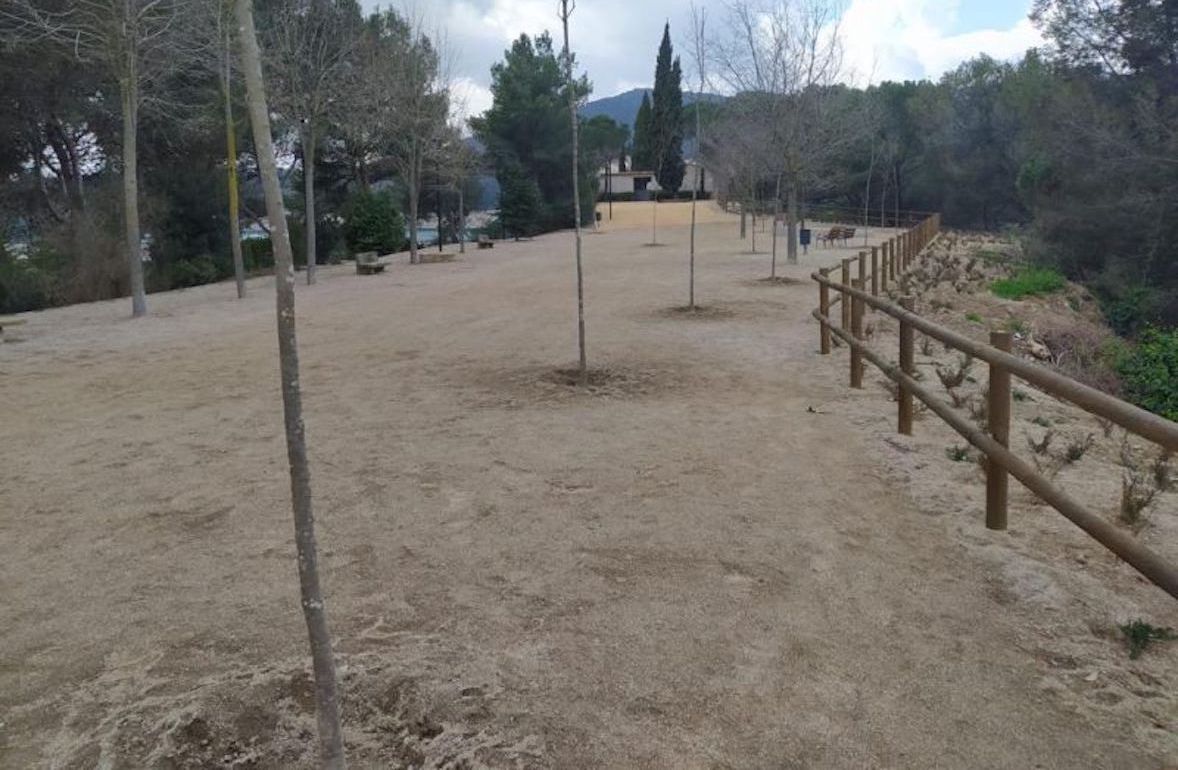 Esquelas.es | Vallbona de Noya repara el camino de acceso al cementerio y habilita nuevas plazas de aparcamiento