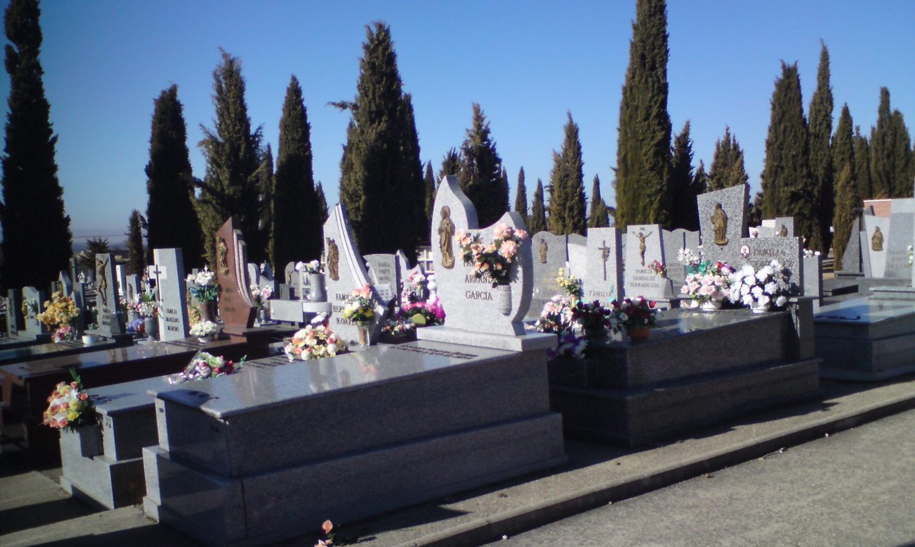 Esquelas.es | Familiares del fallecido obligados a ayudar durante el entierro debido a la falta de personal en el cementerio