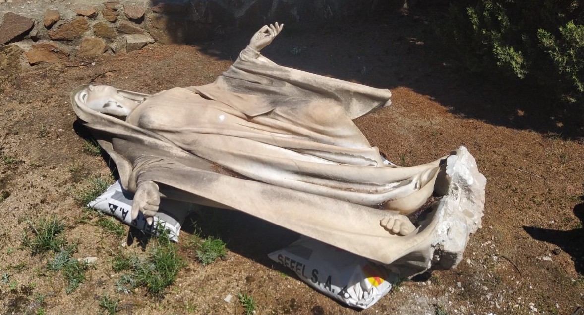 Esquelas.es | Denuncia a travs de Twitter la aparicin de una escultura en el suelo del cementerio de Montjuc