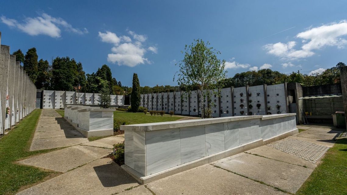 Esquelas.es | [BREVES] Oleiros construye 116 nuevos columbarios // Un hombre causa daos en el cementerio de Posadas
