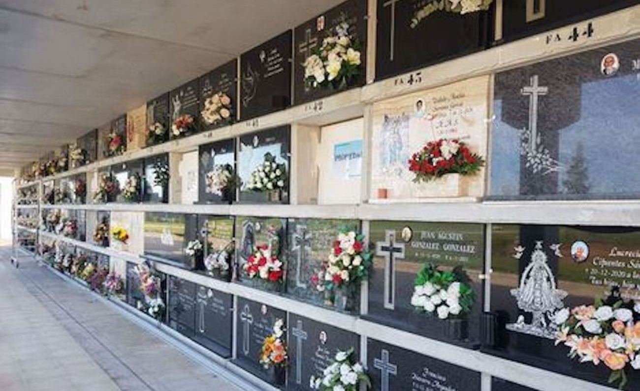 Esquelas.es | Concejal del PP de Albacete denuncia la falta de escaleras para acceder a los nichos altos del cementerio