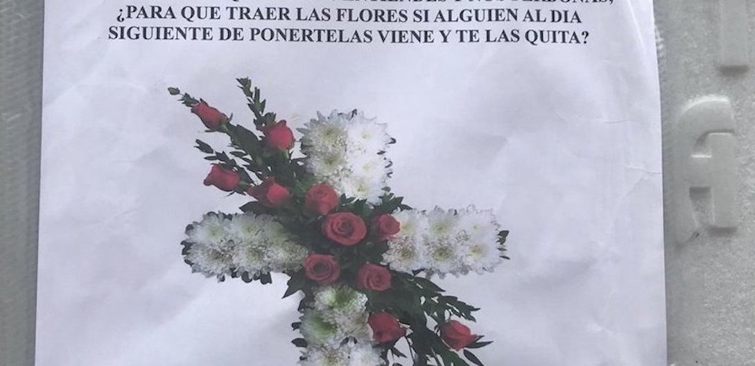 Esquelas.es | Vecinos colocan carteles denunciando los robos de plantas en un cementerio del Valle de Oro