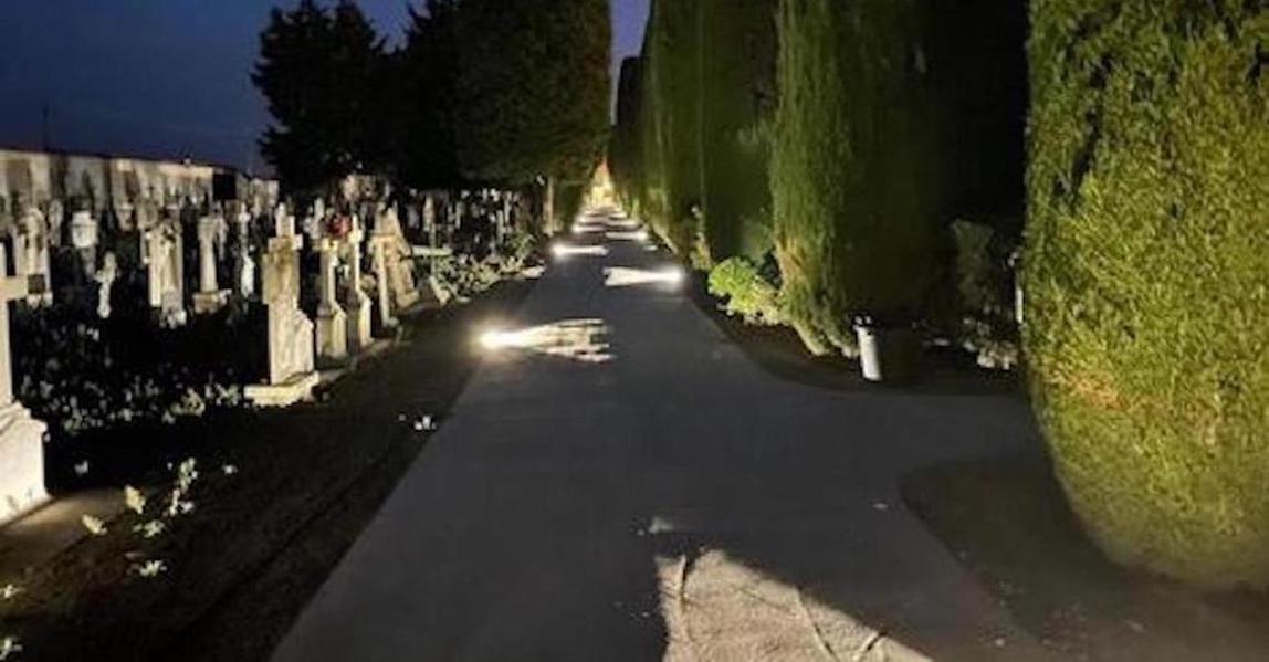 Esquelas.es | Instalan en el cementerio de Golmés un sistema de riego automático y luminaria con paneles solares