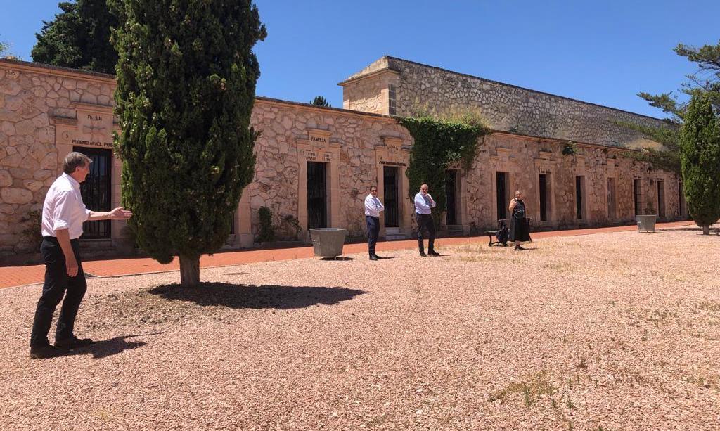 Esquelas.es | El Ayuntamiento de Alcoy recibe el proyecto del mausoleo en memoria de Camilo Sesto