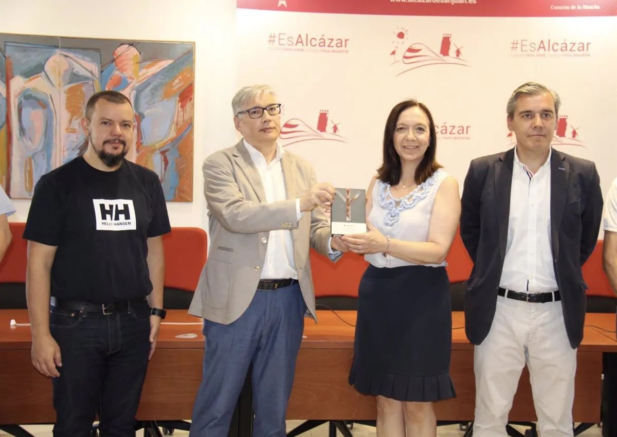 Esquelas.es | Mutua Asepeyo premia al Ayuntamiento de Alcarz por el vehculo adaptado para el transporte de fretros