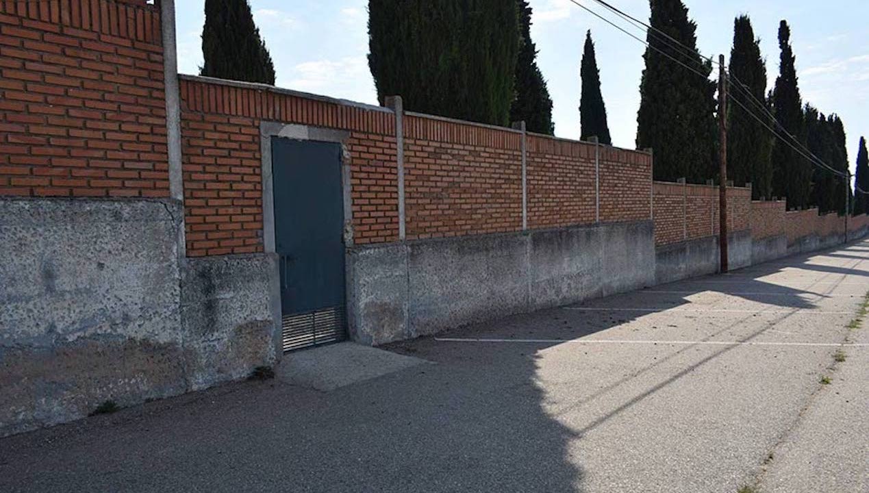 Esquelas.es | Solicitan al Ayuntamiento la apertura de la puerta lateral del cementerio de Aranda de Duero