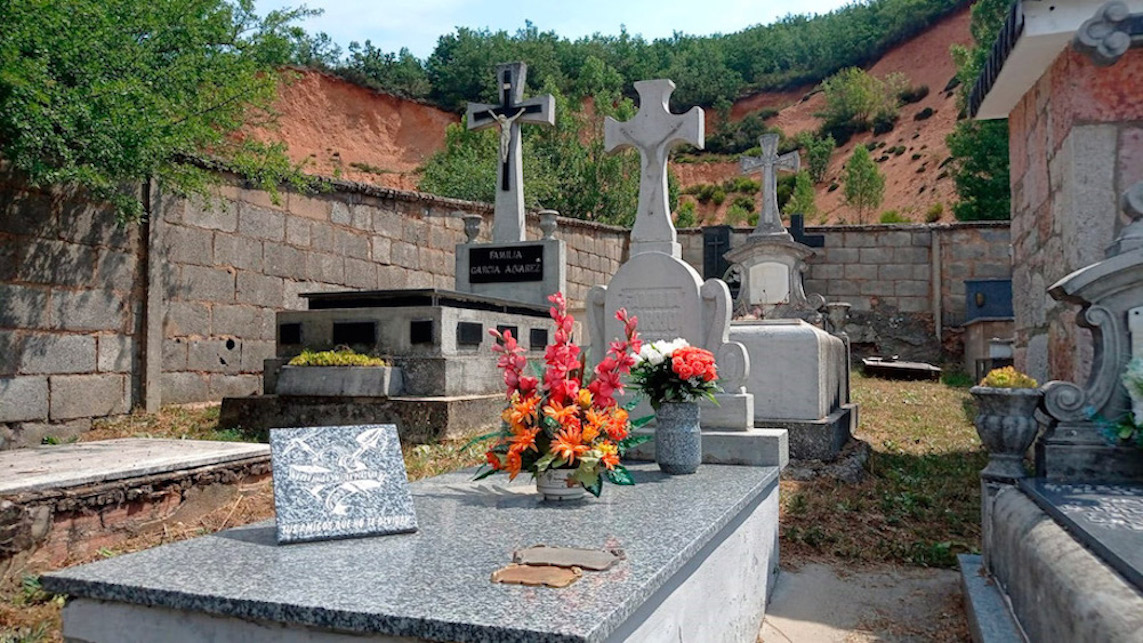 Esquelas.es | Roban las imgenes de Cristo de varias sepulturas en el cementerio de Robles de la Valcueva