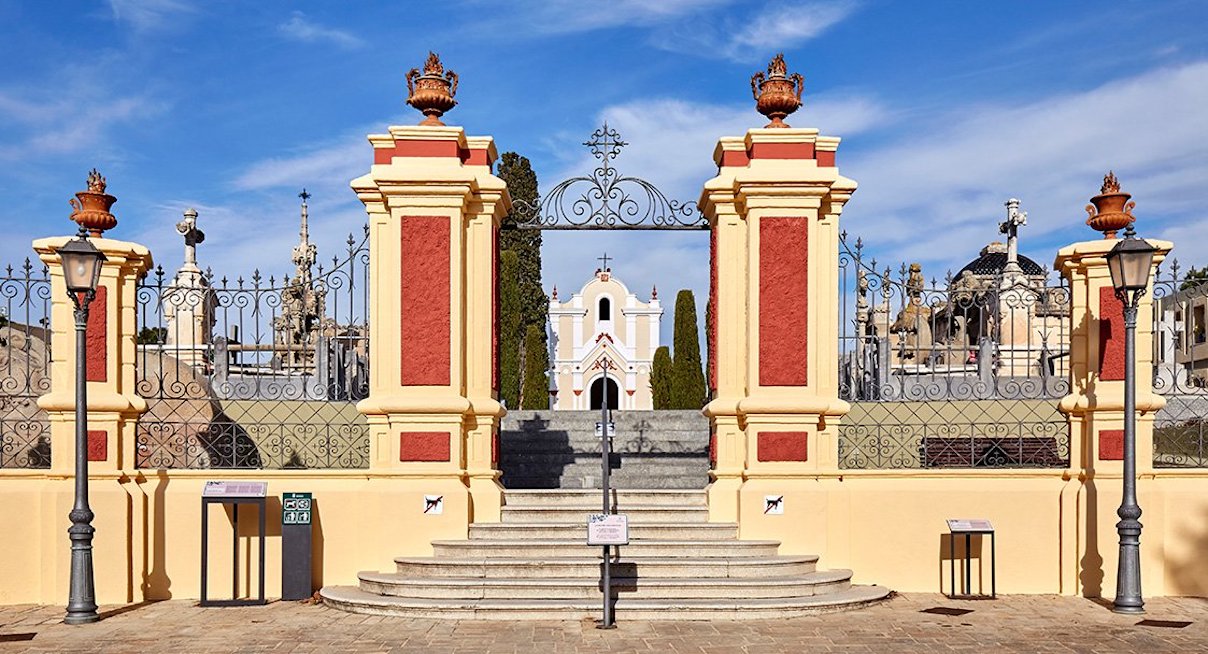 Esquelas.es | El Ayuntamiento de Lloret de Mar confa que la Generalitat declare al cementerio modernista BCIN
