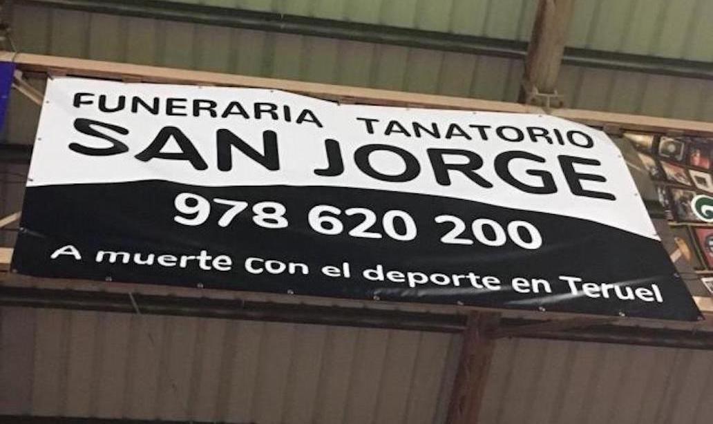 Esquelas.es | Funeraria San Jos pone una pancarta publicitaria con el claim: ‘A muerte con el deporte en Teruel’