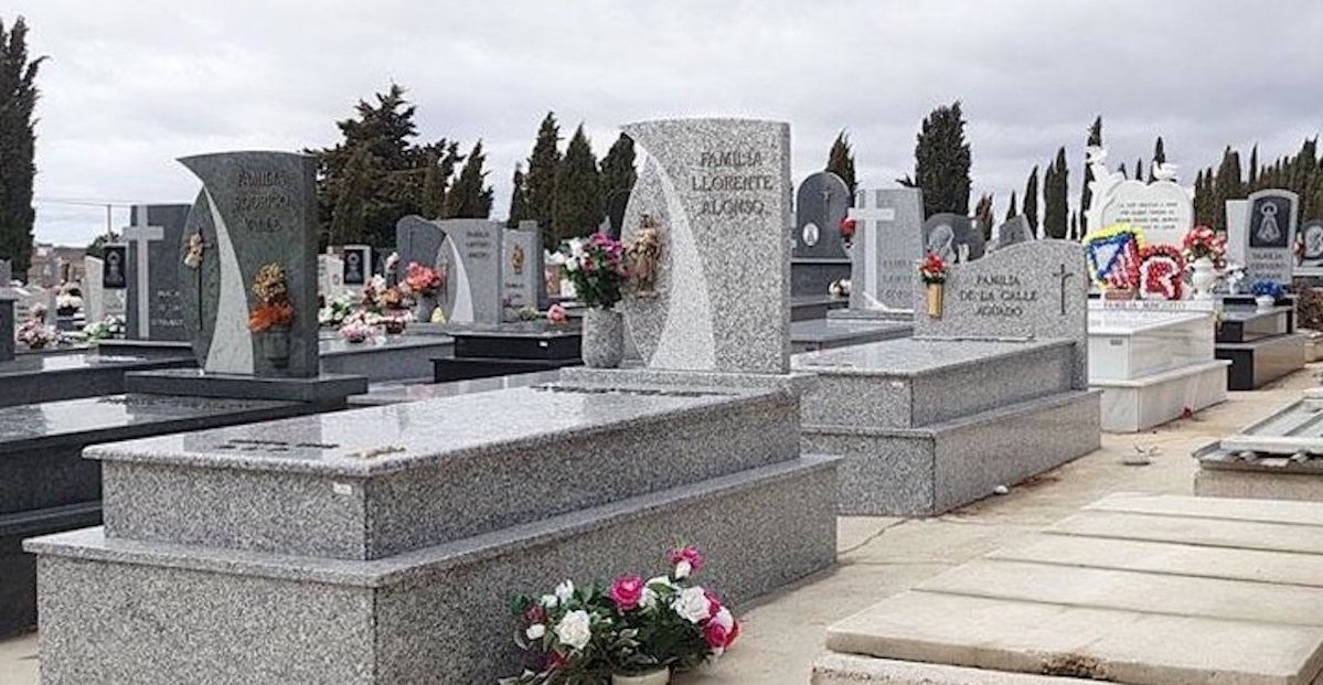 Esquelas.es | Detienen a un anciano de 79 aos por causar daos en las lpidas de tumbas y nichos del cementerio