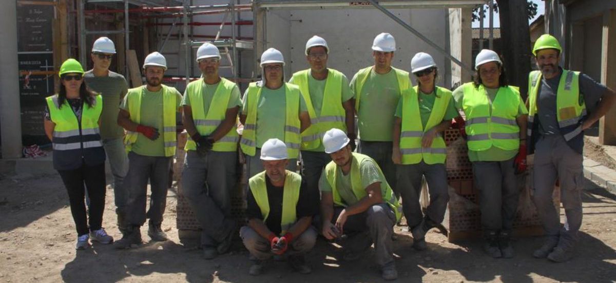 Esquelas.es | Talleres de empleo: Los alumnos finalizan la construcción de nichos en el cementerio de Alcalá de Ebro