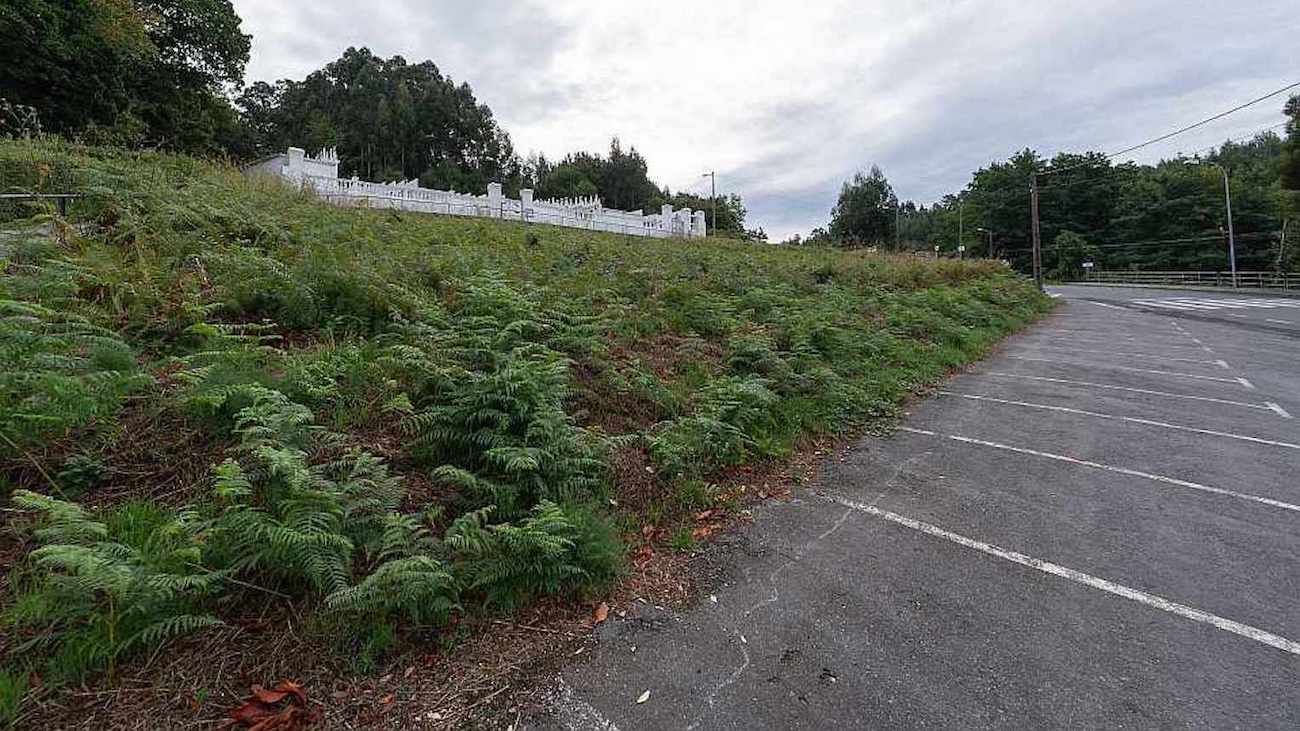 Esquelas.es | El Consistorio de Fene compra un terreno para ampliar el aparcamiento del cementerio de Sillobre