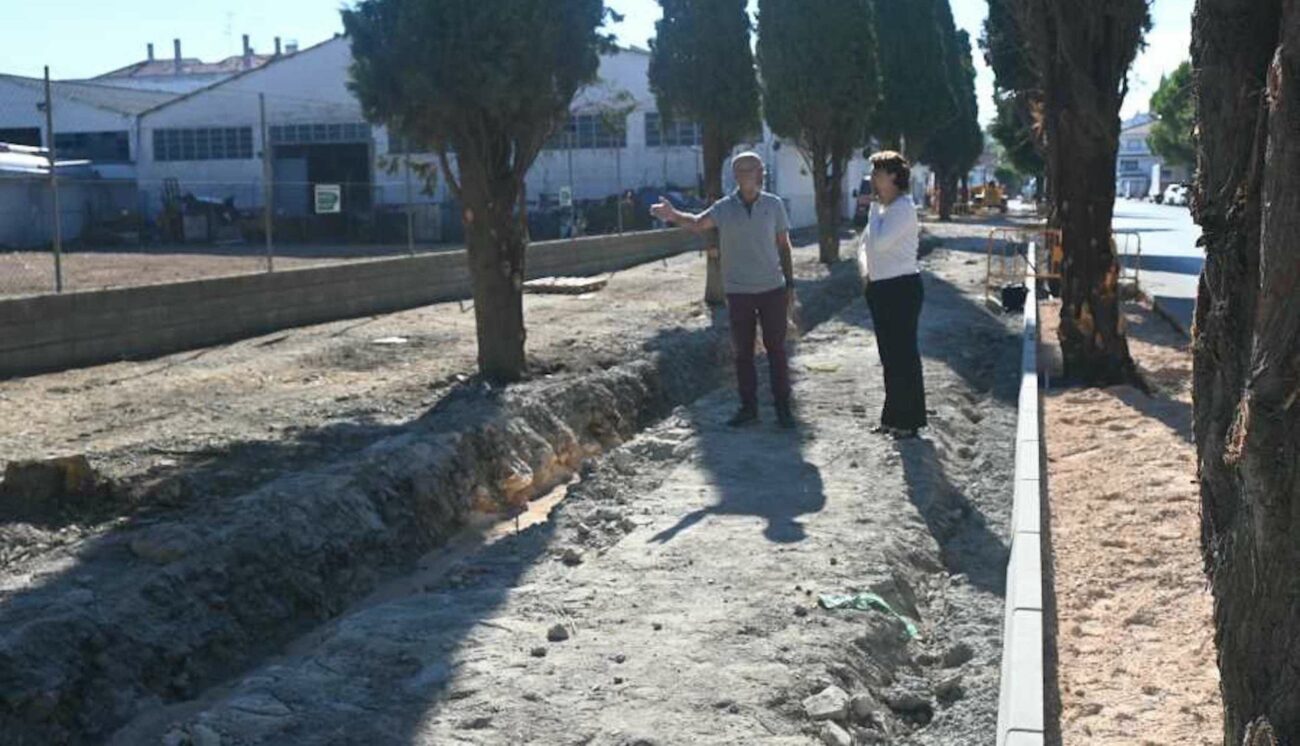 Esquelas.es | Se ejecutan obras de renovacin del Paseo del cementerio de Socullamos