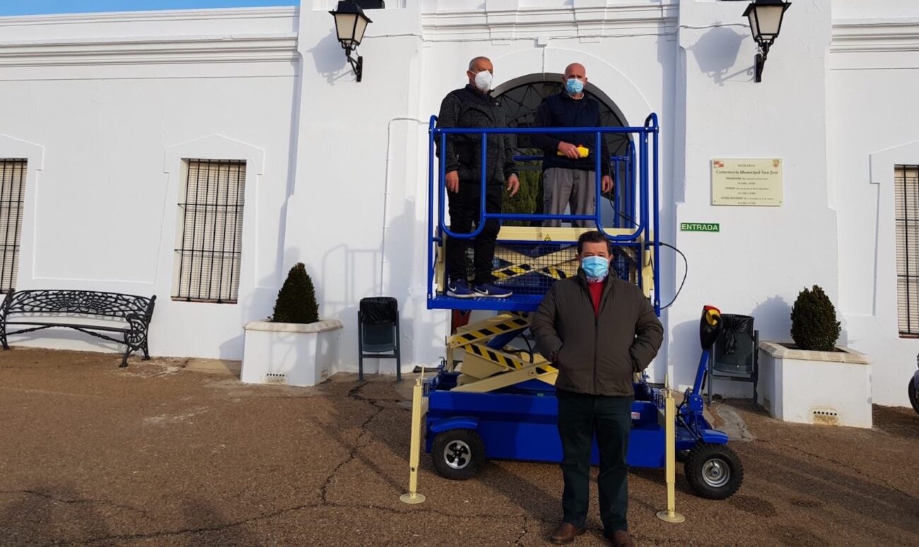 Esquelas.es | Fuente Maestre adquiri un portafretros electrico-ecolgico para el cementerio municipal
