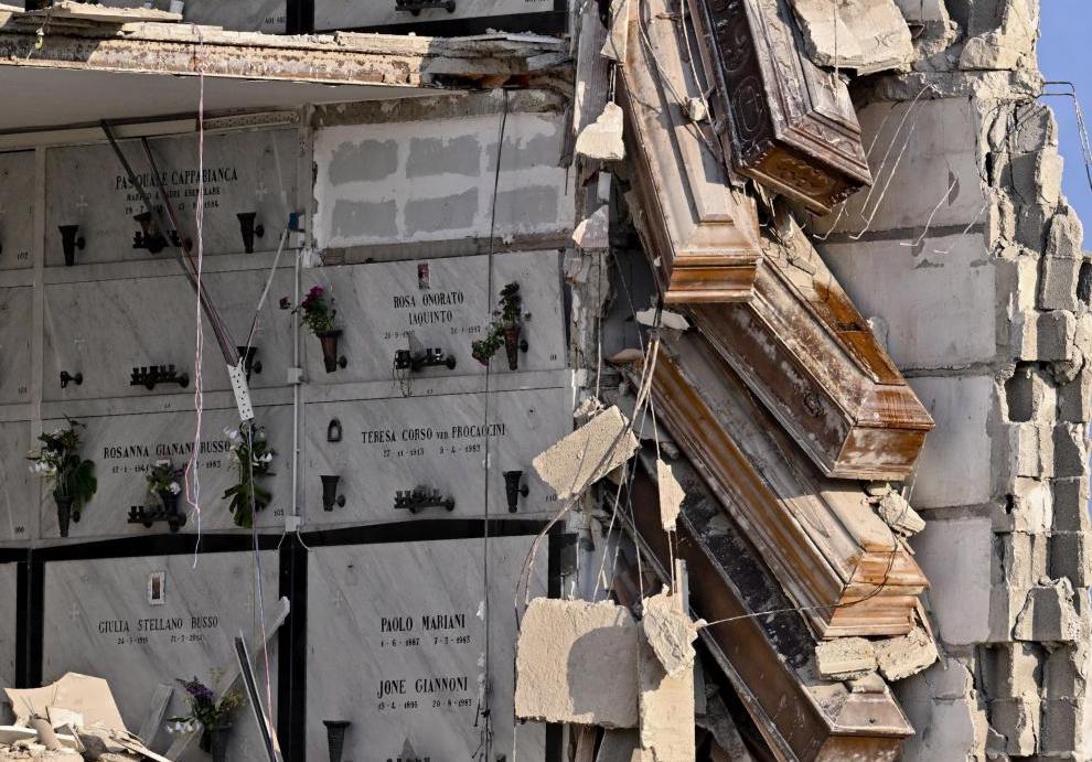 Esquelas.es | El derrumbe de un bloque de nichos de un cementerio de Npoles deja al descubierto los atades